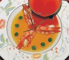 sopa fria de tomate al perfume de albahaca fresca con gelatina de gambas de palamos